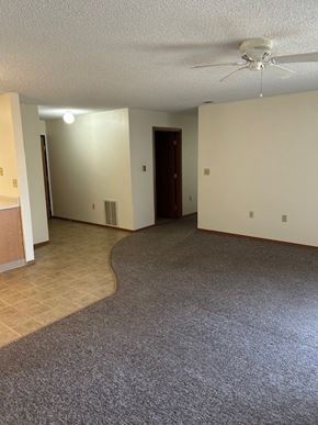 Hartley apartment for rent - A room with a carpeted floor and a ceiling fan.