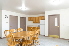 Moville apartment for rent - A dining room with a table and chairs.