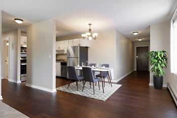 Breakfast bar/eat-in kitchen