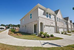 Douglasville townhouse for rent - Elegant townhome exterior with pristine landscaping and driveway