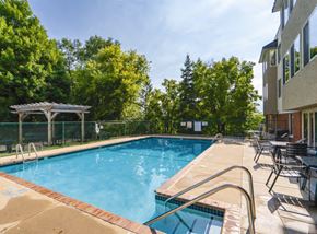 Eden Prairie apartment for rent - Quail Ridge Outdoor Pool & Grill Area