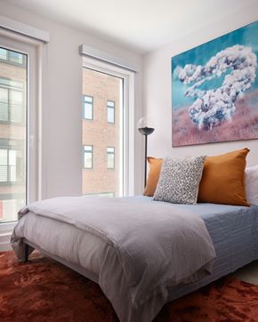 Philadelphia apartment for rent - a bedroom with a bed and two windows