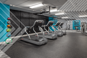 Philadelphia apartment for rent - A gym with treadmills and a sign that says "PUSH".