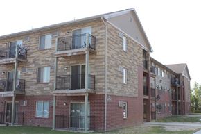 Des Moines apartment for rent - our apartments have a large yard for playing frisbee