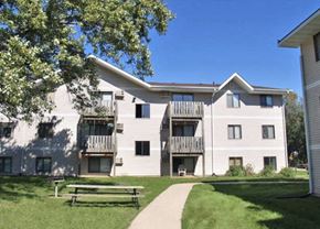 Des Moines apartment for rent - an apartment building with a picnic table in front of it