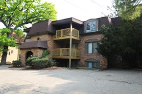 Des Moines apartment for rent - a view of a building from the parking lot