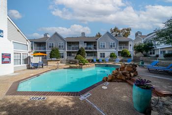 3 Sparkling swimming pools