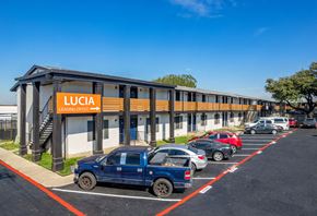 Dallas townhouse for rent - A Lucía Leasquat building with cars parked in front.