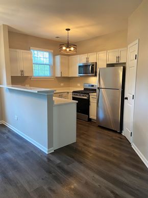 Crystal Lake apartment for rent - Randall Village Apartments- Crystal Lake, IL