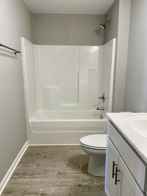 Richmond apartment for rent - a bathroom with a toilet and a tub and a sink