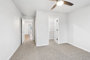 Sturgeon Bay apartment for rent - A room with a ceiling fan and carpeted floor.