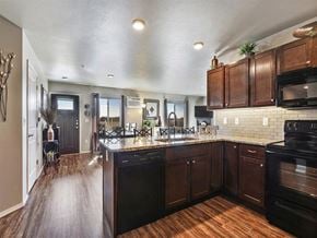 De Pere apartment for rent - Kitchen with Granite Counters and Breakfast Bar