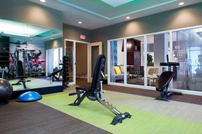 Minneapolis apartment for rent - Fitness Center Lifting