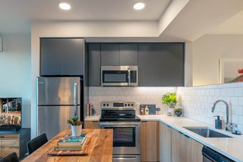 Two-tone kitchen cabinetry