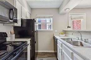 Dallas apartment for rent - Kitchen with black appliances at The Hamptons, Dallas, TX