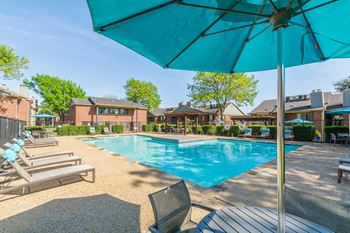 Two pools w/ hot tubs