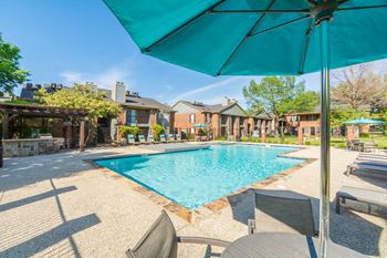 Two pools w/ hot tubs
