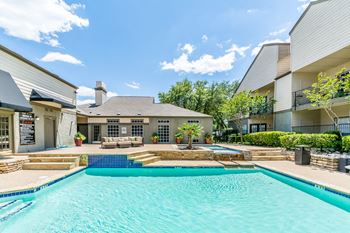 2 Sparkling swimming pools