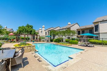 2 Sparkling swimming pools