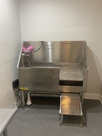 Pet washing station
