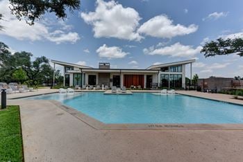 Resort-style pool & sundeck