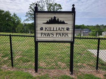 A sign that says killian paws park