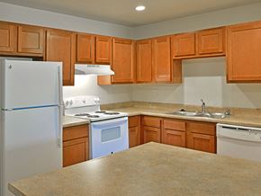 Grand Blanc apartment for rent - Kitchen with White Appliances at Grand Bend Club, Grand Blanc, MI, 48439