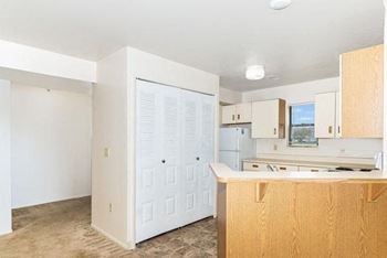 Kitchen with breakfast bar
