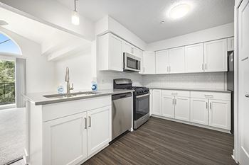 Kitchen with breakfast ba