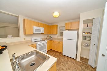 Fully equipped kitchen with microwave and breakfast bar