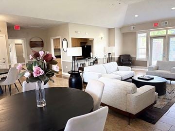 Elkhorn townhouse for rent - A living room with a round table and white chairs.