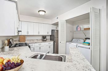 Kitchen with breakfast bar