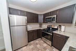 West Des Moines apartment for rent - Fully Equipped Kitchen With Modern Appliances at Strathmore Apartment Homes, West Des Moines, IA