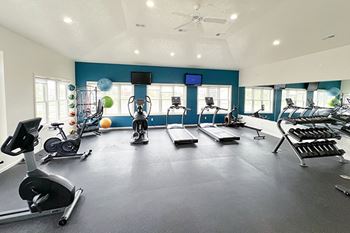 24/7 Fitness center with cardio machines