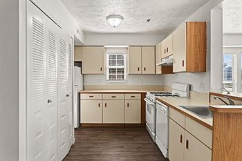 Kitchen with breakfast bar