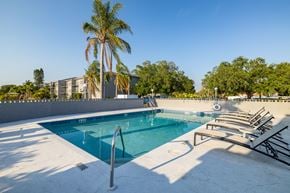 Largo apartment for rent - Swimming pool with sun loungers and outdoor dining