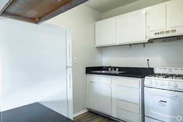 Largo apartment for rent - A white kitchen with a stove and cabinets.