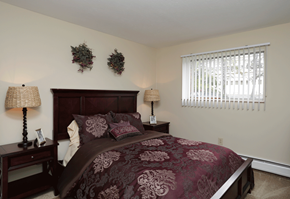 Richmond Heights apartment for rent - a bedroom with a bed and two lamps and a window