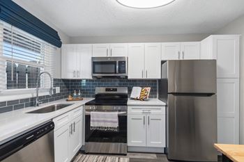 Fully-equipped kitchen with dishwasher