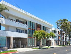 Long Beach apartment for rent - Front from side of street