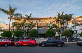 Los Angeles apartment for rent - Street view of building with palm trees