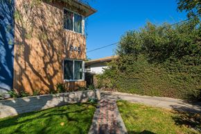 Inglewood apartment for rent - A building with the number 943 on it.