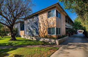 Inglewood apartment for rent - A building with the number 945 on it.