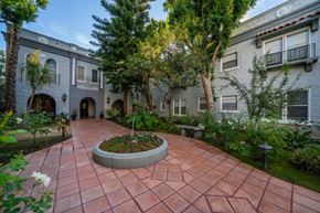 Hollywood apartment for rent - A courtyard with a circular flower bed in the middle.