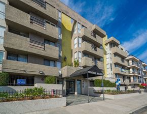 North Hollywood apartment for rent - A building with a sign that says "Chateau Renard" on it.