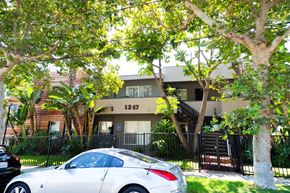 Los Angeles apartment for rent - Entrance with car and trees