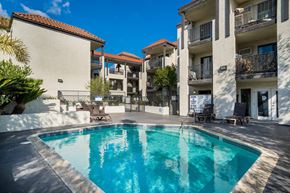 Long Beach apartment for rent - a swimming pool in the middle of two apartment buildings