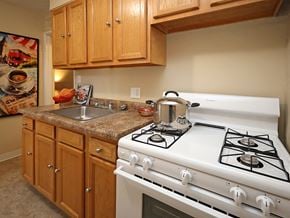 Euclid apartment for rent - Model Suite Kitchen at Morgan Park Apartments in Euclid OH