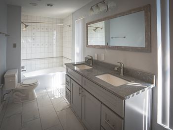 2B2b penthouse #612 - bathroom