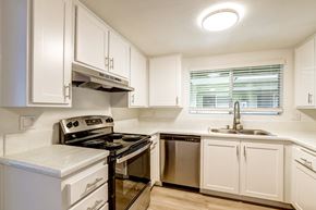 Vista apartment for rent - kitchen with stainless steel stove and dishwasher